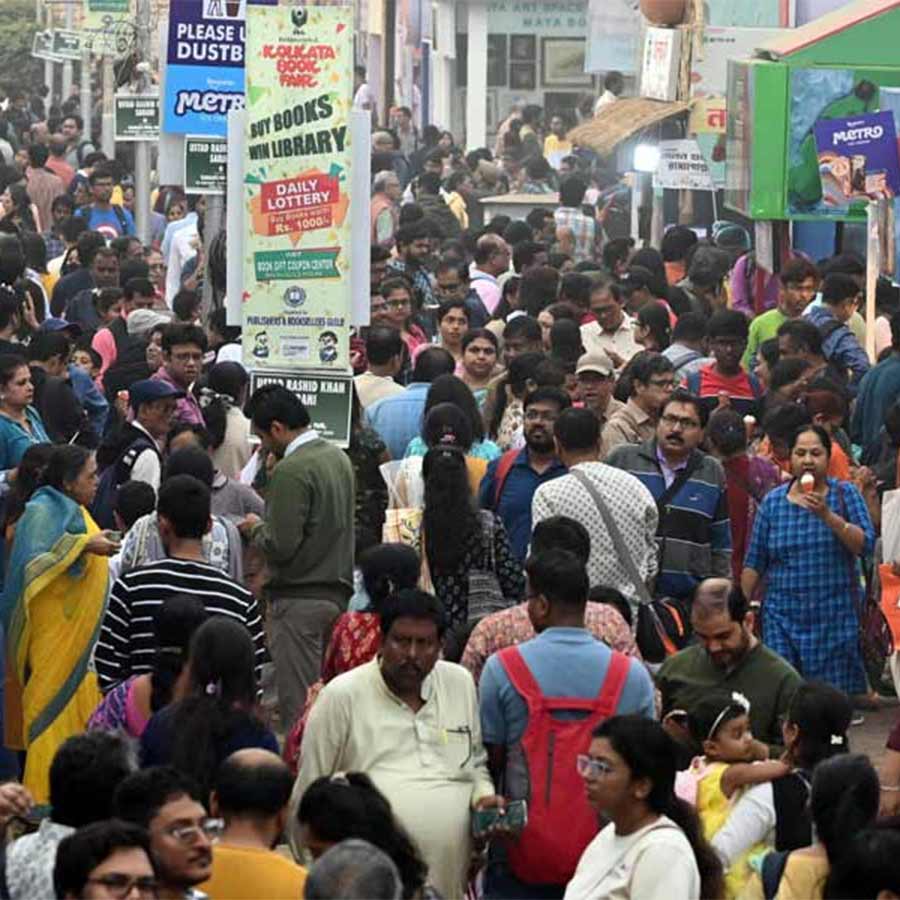 বইমেলায় উপচে পড়া ভিড়।