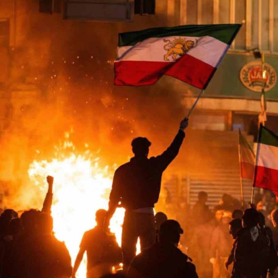 ইরানের সর্বোচ্চ ধর্মীয় নেতা আয়াতোল্লা আলি খামেনেইয়ের বিরুদ্ধে বিক্ষোভ।