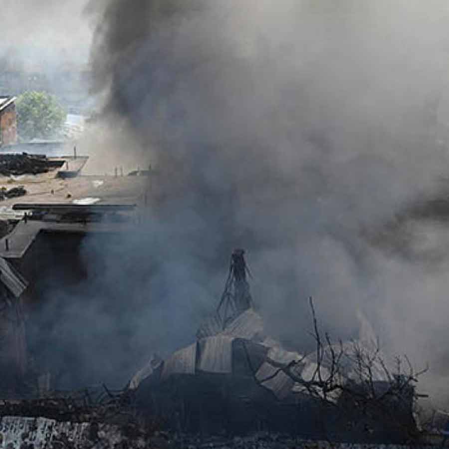 অগ্নিকাণ্ডের ফলে ধোঁয়ায় ঢেকেছে এলাকা।