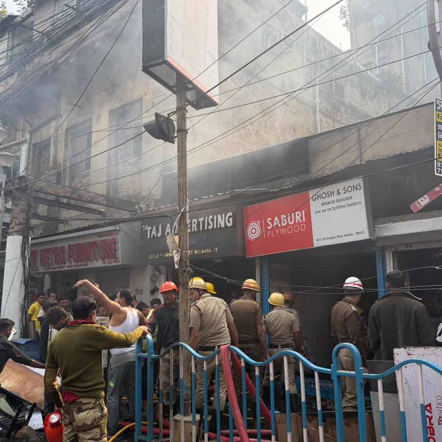 অগ্নিকাণ্ডের ফলে ধোঁয়ায় ঢেকেছে এলাকা।