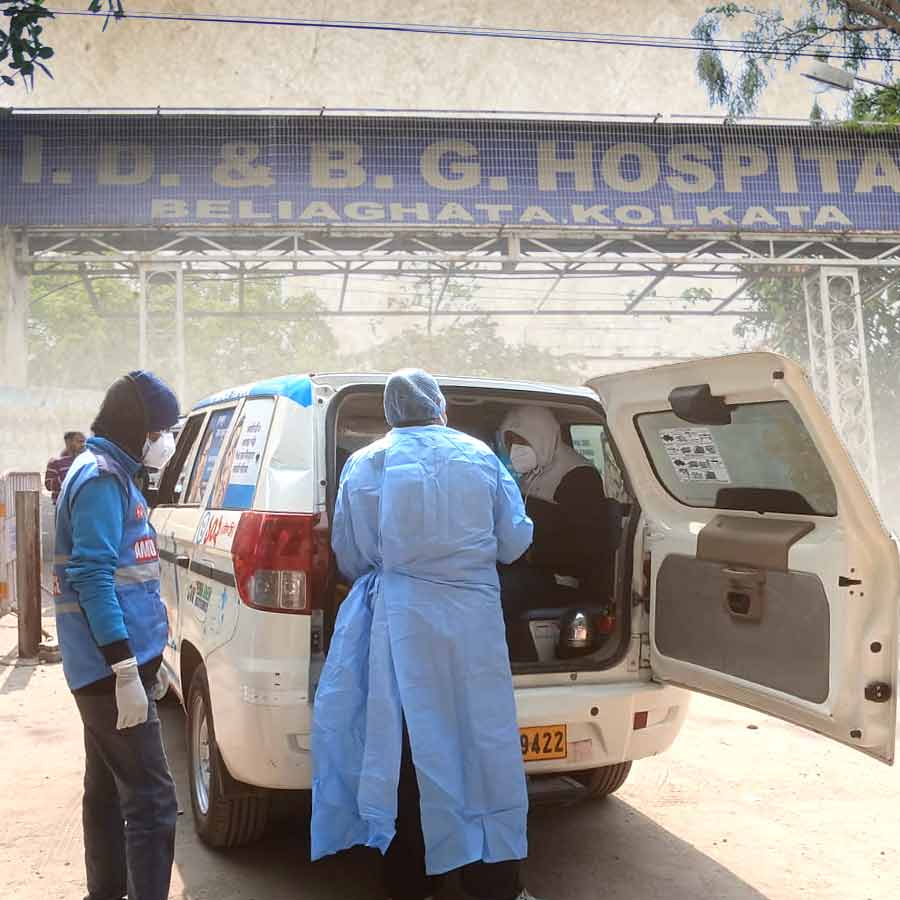 বেলেঘাটা আইডি হাসপাতালে বুধবার নিয়ে আসা হয় নিপা-আক্রান্তদের সংস্পর্শে আসা দু’জনকে।