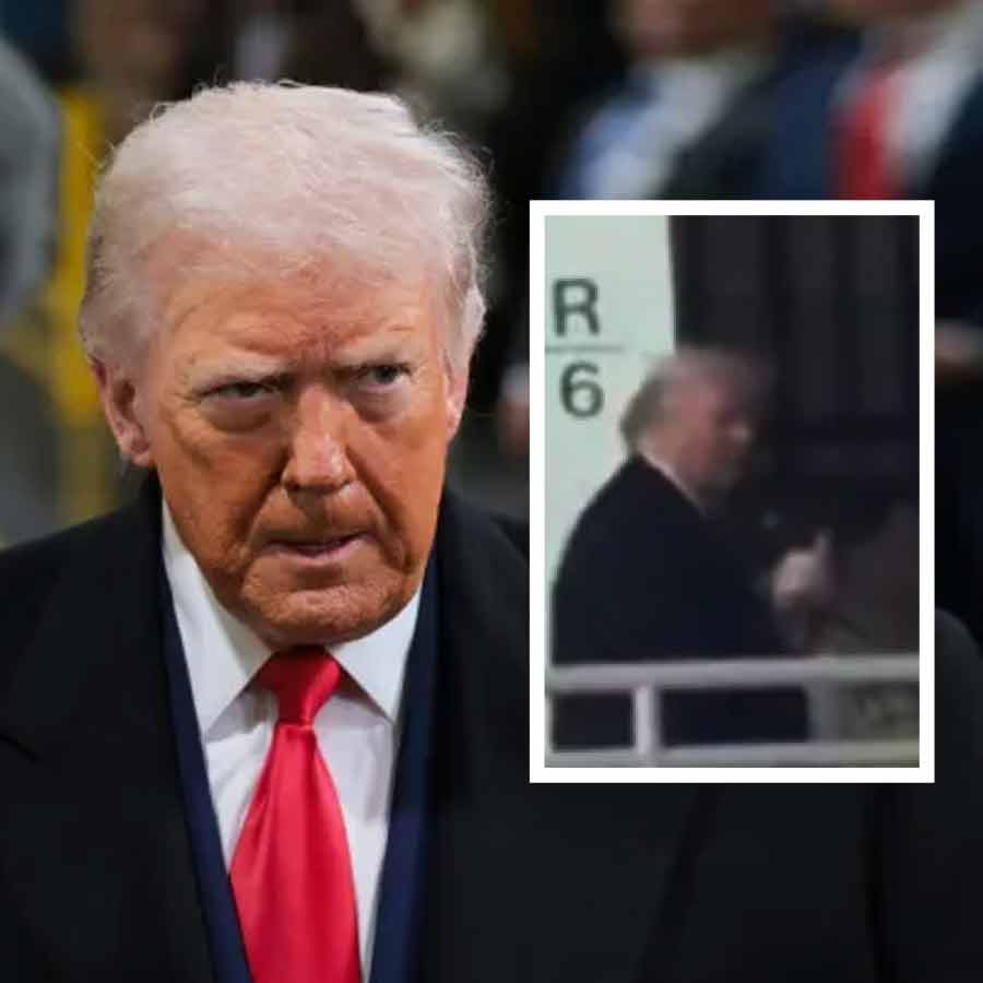 Donald Trump flips middle finger to heckler who calls him pedophile protector