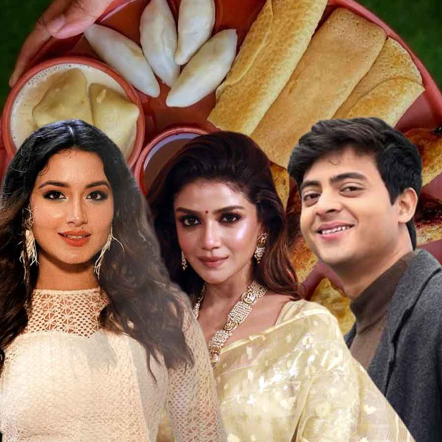 কব্জি ডুবিয়ে পিঠে খান এই প্রজন্মের অভিনেতা-অভিনেত্রীরাও।