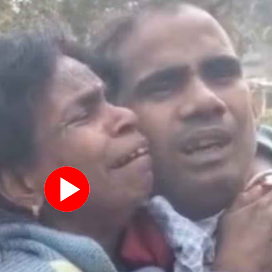 Video shows brawl erupted in road as husband catches 60 year old woman and her 35 year old lover in Bihar