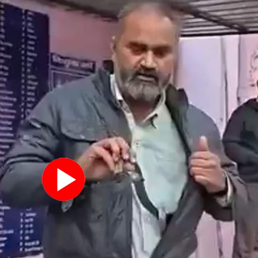 Video shows man pulls out venomous snake from Jacket in Mathura hospital, creates panic