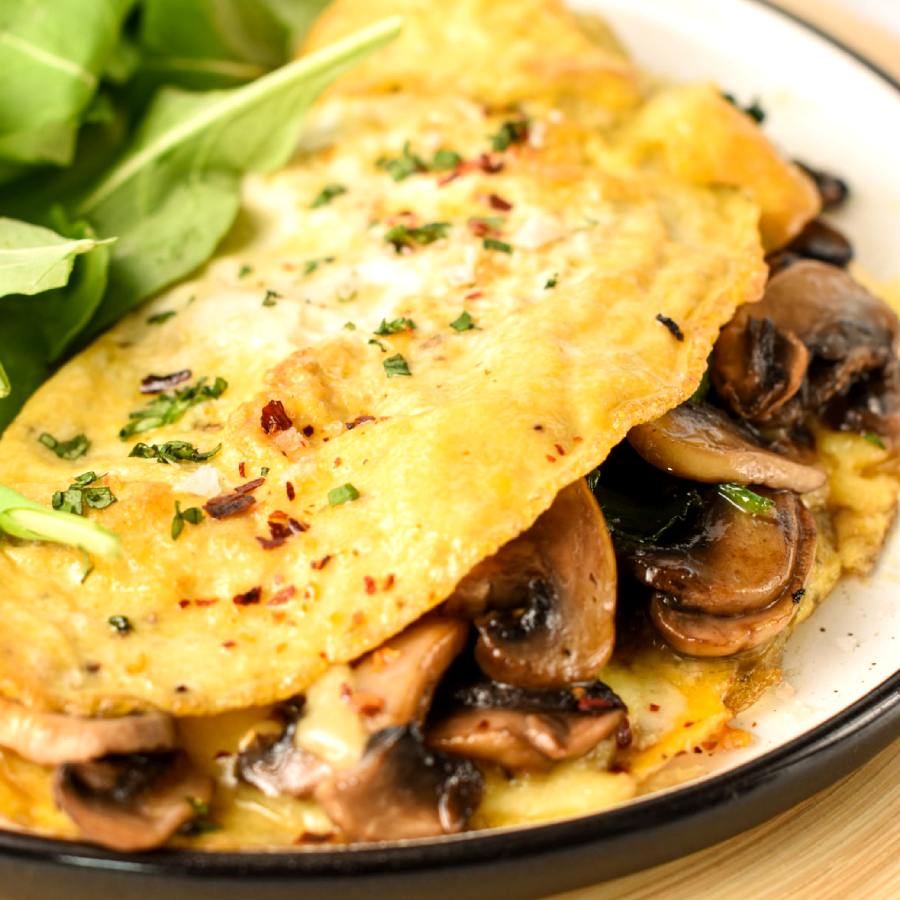কোন কৌশলে স্বাদ বাড়বে মাশরুম অমলেটের?