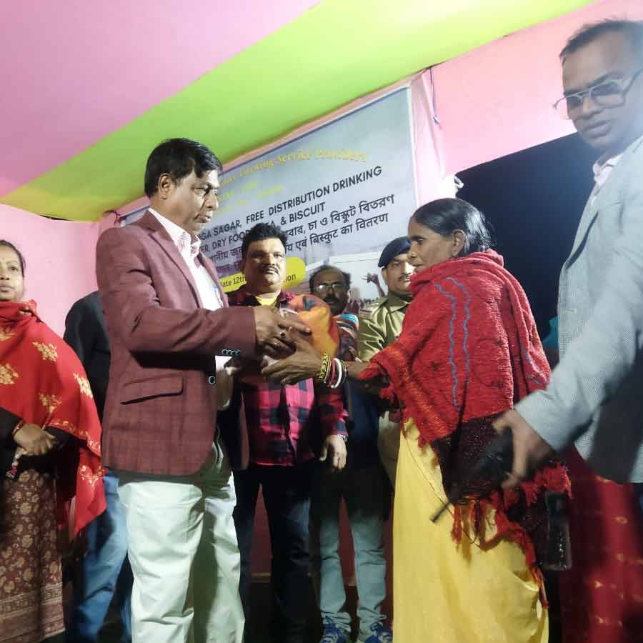 কাকদ্বীপে ‘অ্যাসোসিয়েশন অফ রেলওয়ে পার্কিং সার্ভিস প্রোভাইডার’-এর শীতবস্ত্র এবং খাবার বিতরণ শিবির।