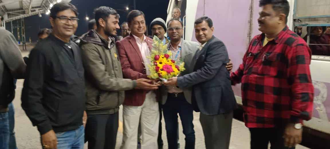 কাকদ্বীপ স্টেশনে সংগঠনের তরফে সংবর্ধনা দেওয়া হয় রেল আধিকারিকদেরও।