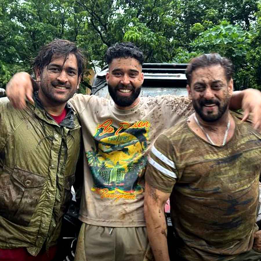 (বাঁ দিক থেকে) মহেন্দ্র সিংহ ধোনি, এপি ঢিলোঁ, সলমন খান।