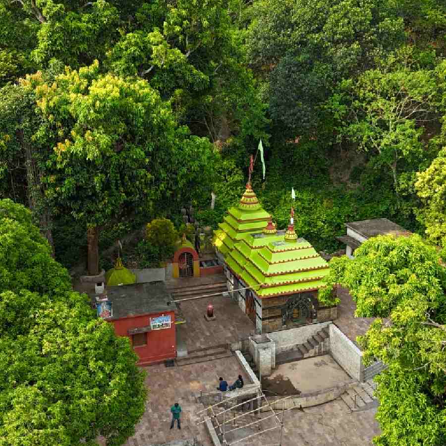 অরণ্যঘেরা পাহাড়ে রয়েছে বারুনি মাতার মন্দির।