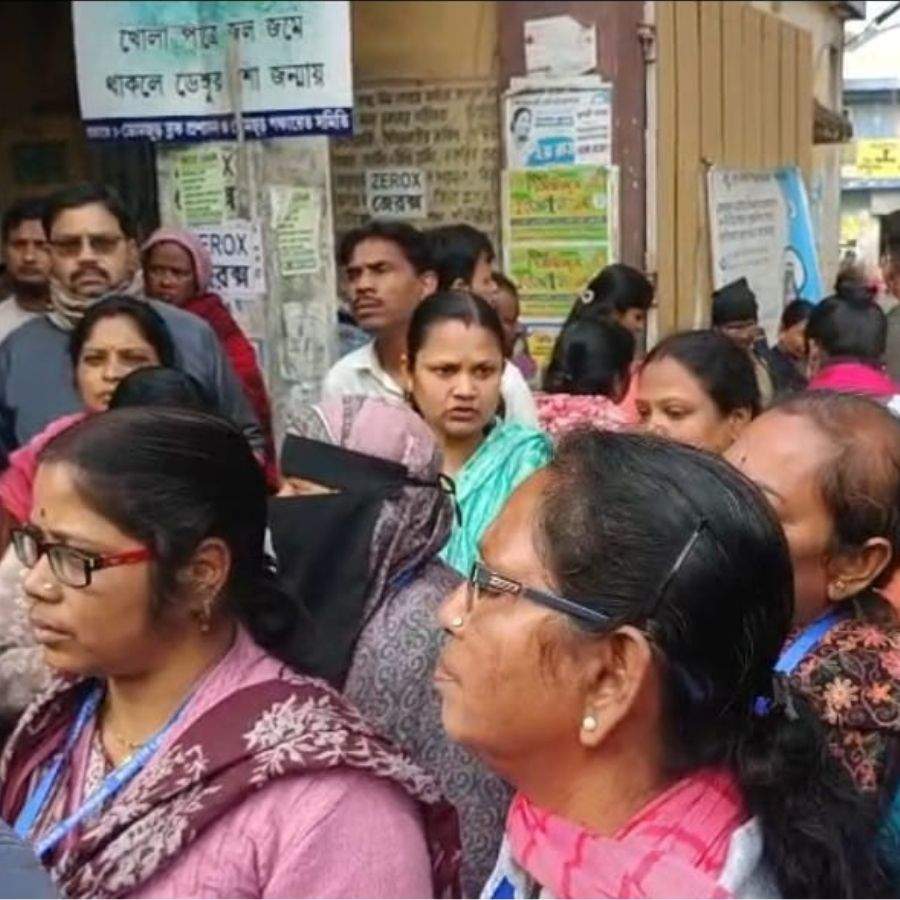 হাওড়ার ডোমজুড়ে বিএলও-দের বিক্ষোভ।