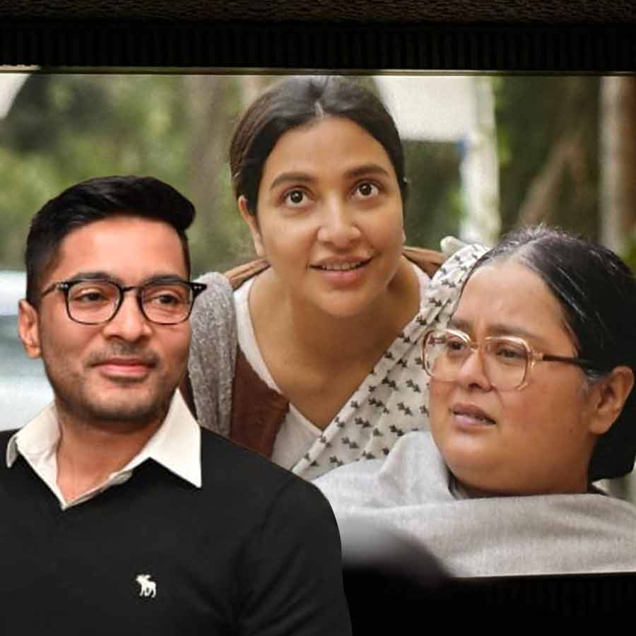 (বাঁ দিক থেকে) অভিষেক বন্দ্যোপাধ্য়ায়, শুভশ্রী গঙ্গোপাধ্যায় ও সোহিনী সেনগুপ্ত।