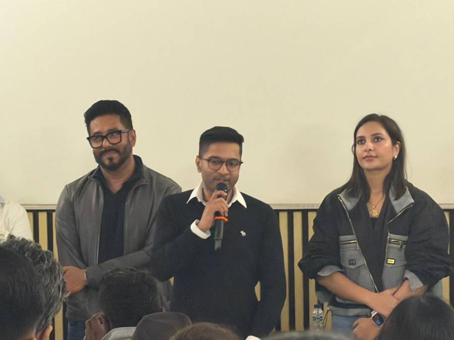 ‘লক্ষ্মী এল ঘরে’ দেখার পর রাজ চক্রবর্তী, অভিষেক বন্দ্যোপাধ্যায়, শুভশ্রী গঙ্গোপাধ্যায়।