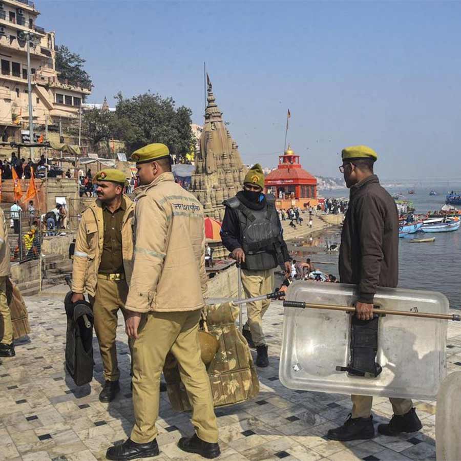 বারাণসীতে গঙ্গার ঘাট সংস্কার ঘিরে তুলকালাম।