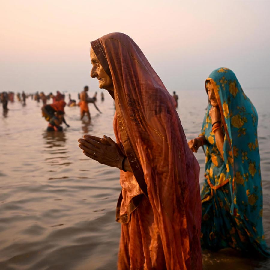 সংক্রান্তির ভোরে সাগরে পুজো ও স্নান পুণ্যার্থীদের। বুধবার।