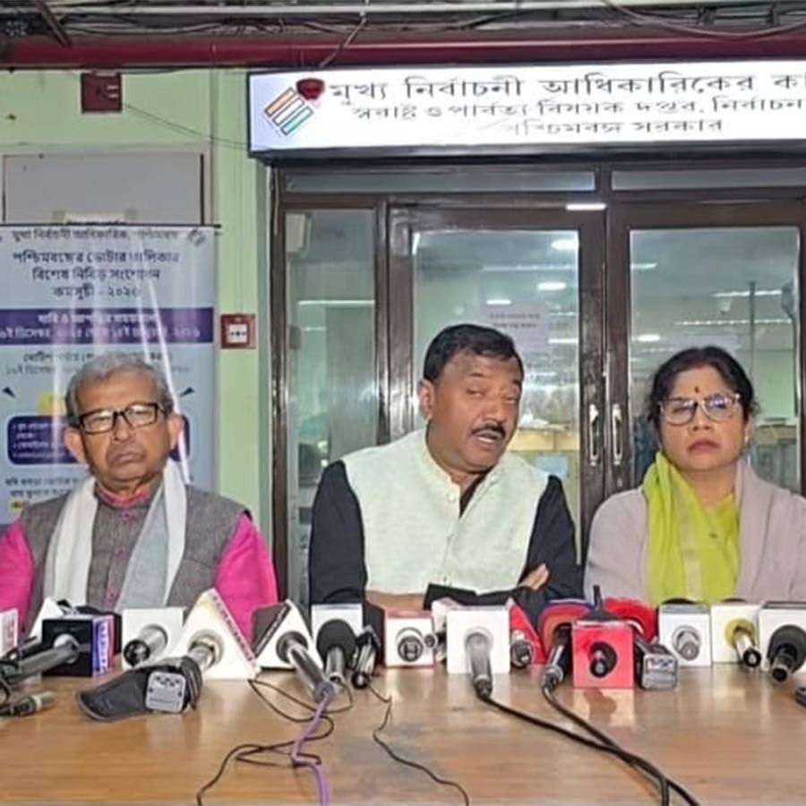 রাজ্যের মুখ্য নির্বাচনী আধিকারিকের (সিইও) দফতরে তৃণমূলের নেতা-মন্ত্রীরা।