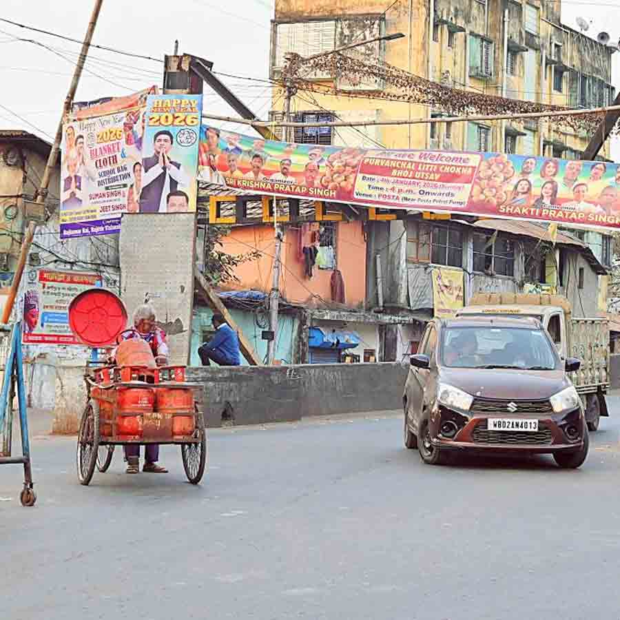 হোর্ডিং ও ব্যানারে ঢেকে গিয়েছে কাশীপুর সেতুতে ওঠার মুখে থাকা হাইট বার।