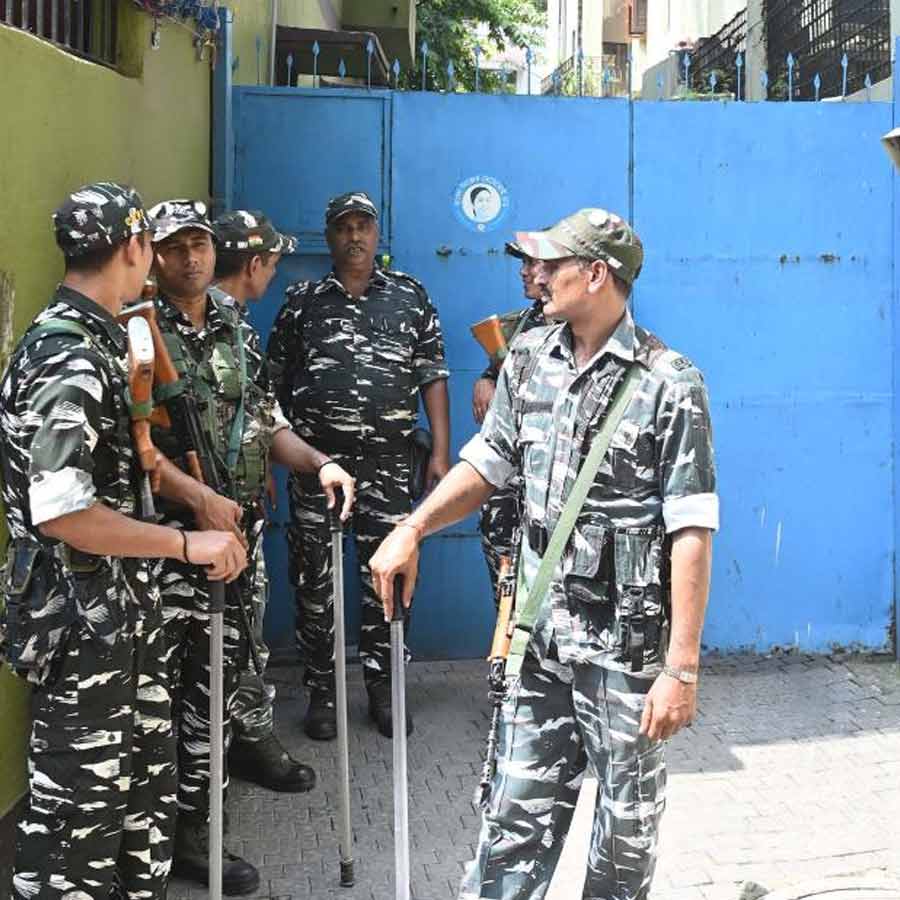 সকাল থেকেই কলকাতার পাঁচ জায়গায় তল্লাশি অভিযান চালাচ্ছে সিবিআই।