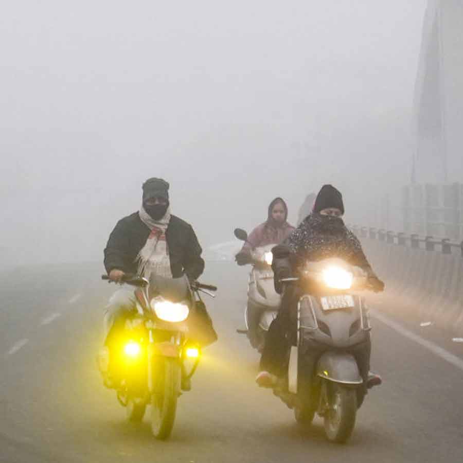 হাড়কাঁপানো ঠান্ডায় জবুথবু দিল্লি। ছবি: পিটিআই।