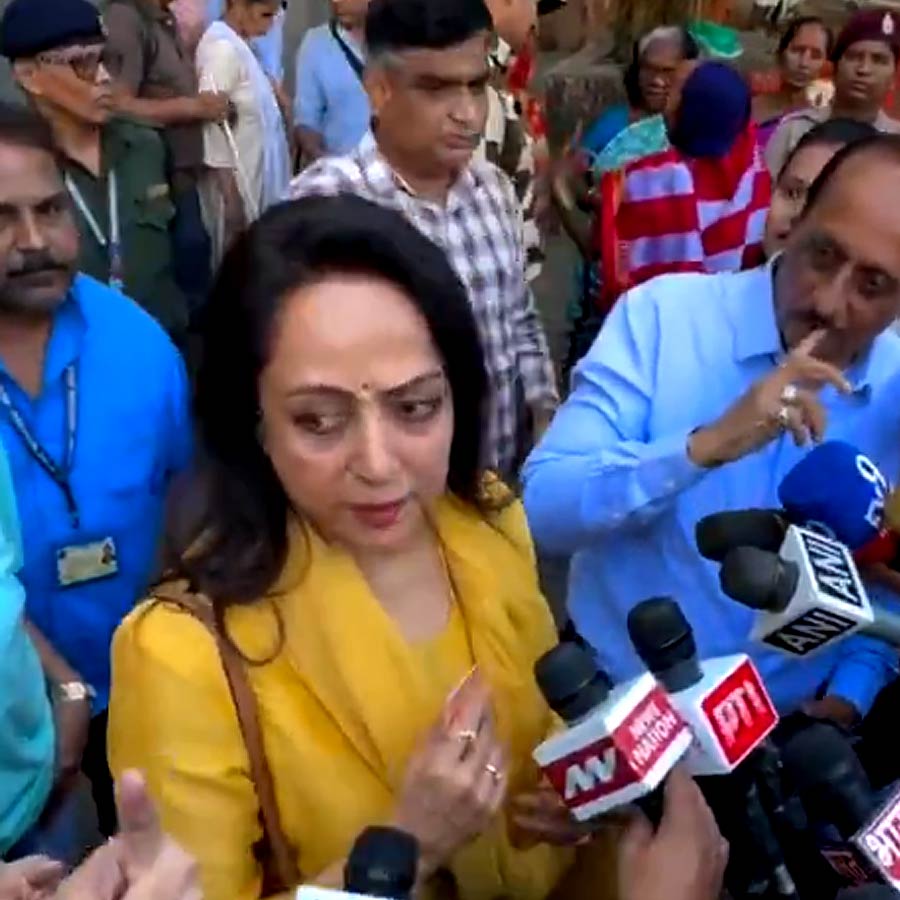 ভোট দিতে গিয়ে বিড়ম্বনায় হেমা মালিনী।