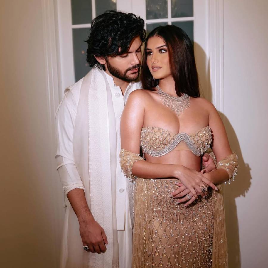 (বাঁ দিকে) বীর পাহাড়িয়া, (ডান দিকে) তারা সুতারিয়া।