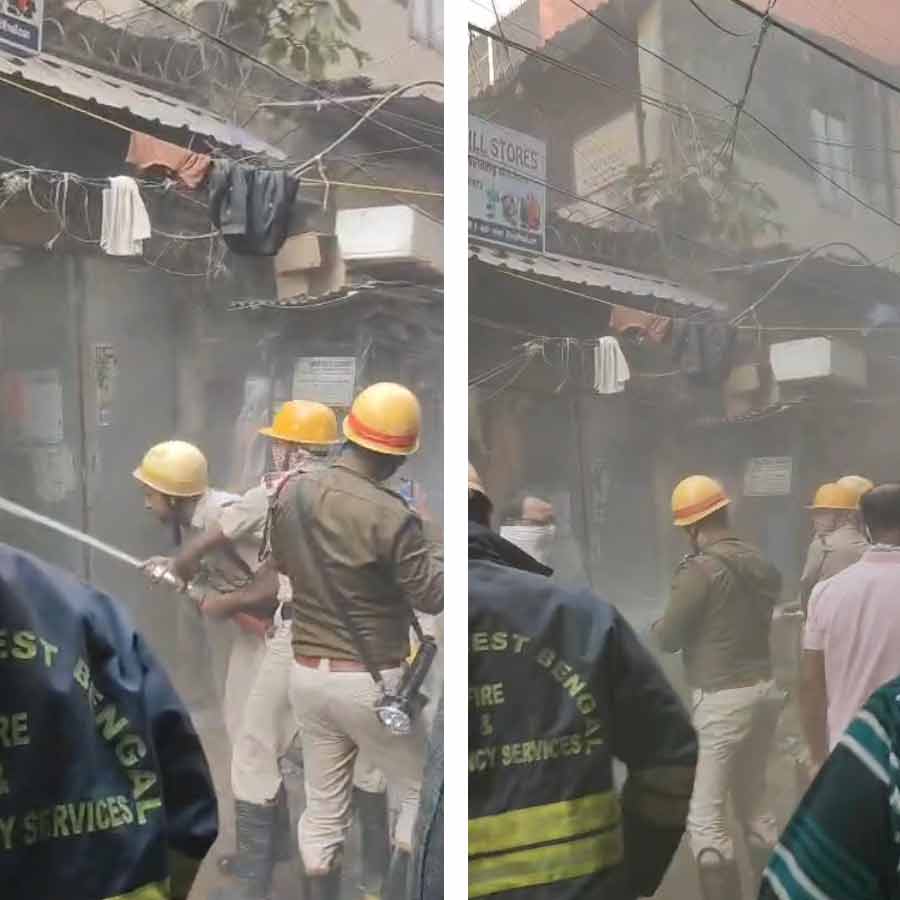 বড়বাজারের গুদামে আগুন। নিজস্ব চিত্র।