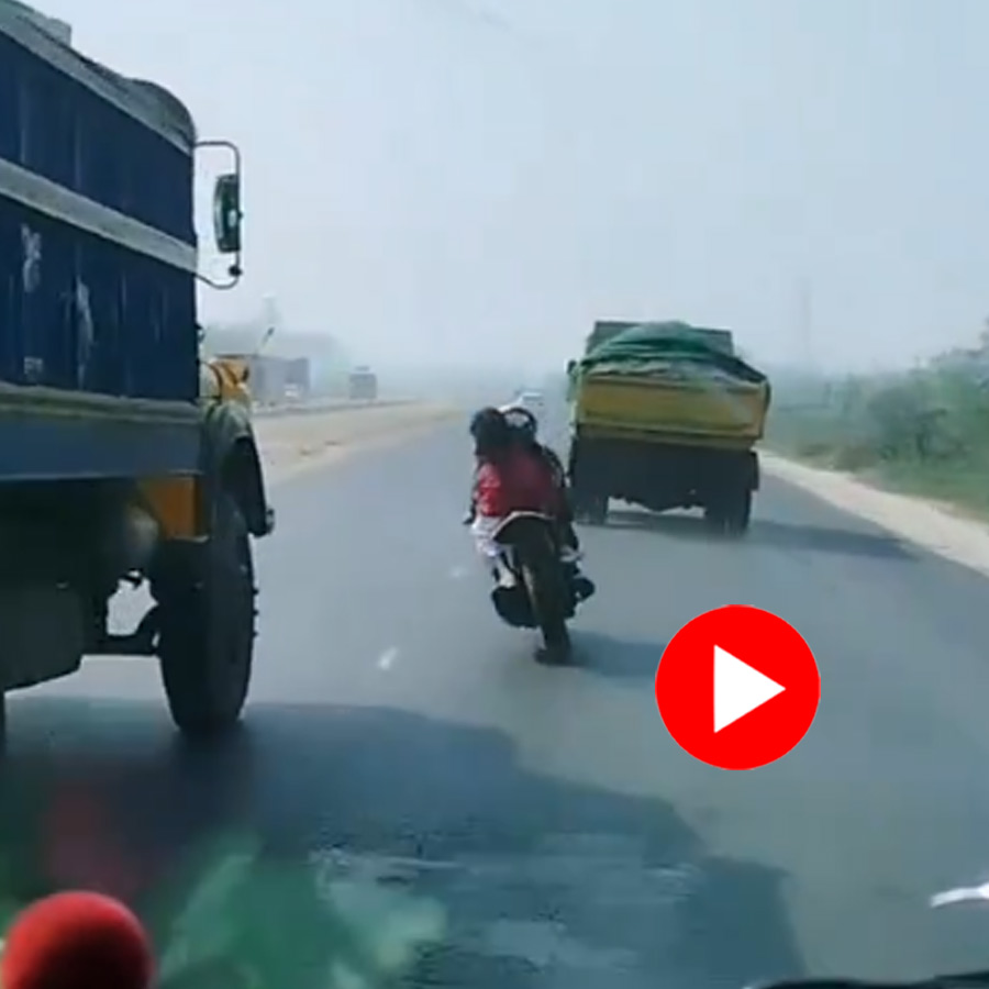 Video shows couple riding bike in a bizarre way, what happens next shocks netizens