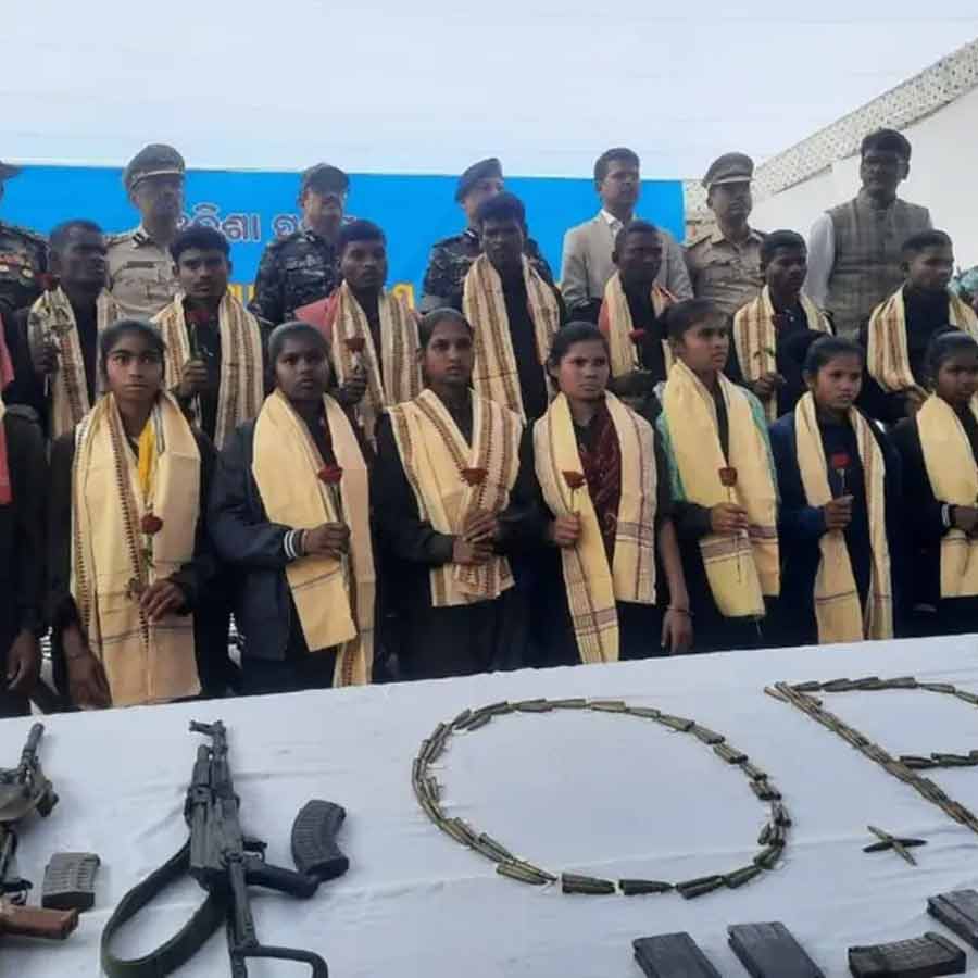 আত্মসমর্পণকারী মাওবাদী সদস্যেরা। ছবি: সংগৃহীত।