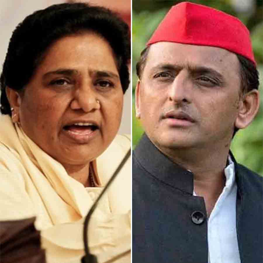 (বাঁ দিকে) মায়াবতী,  অখিলেশ যাদব (ডান দিকে)।