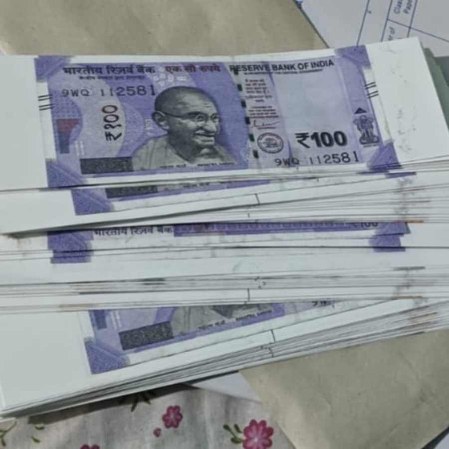 রাজপুরের বাড়ি থেকে উদ্ধার সেই নোট সাঁটানো কাগজ।