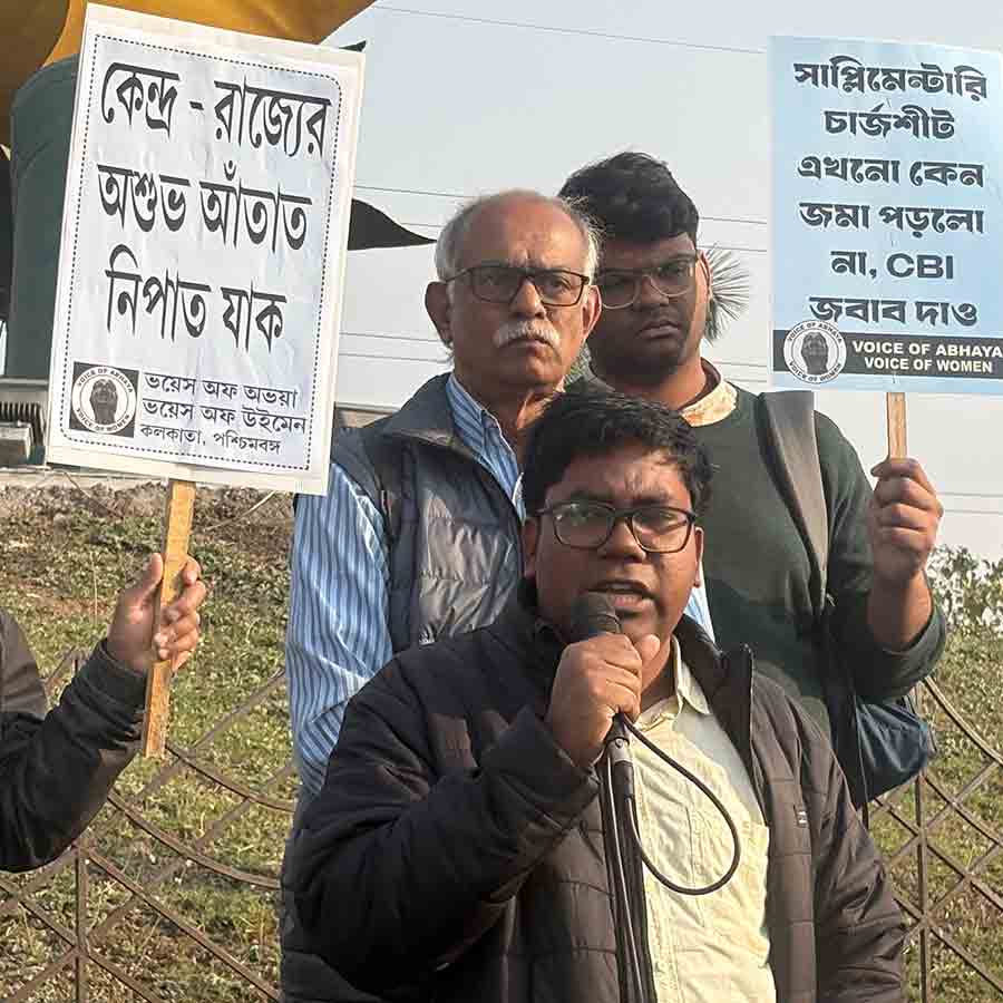 প্রতিবাদে শামিল  অনিকেত।