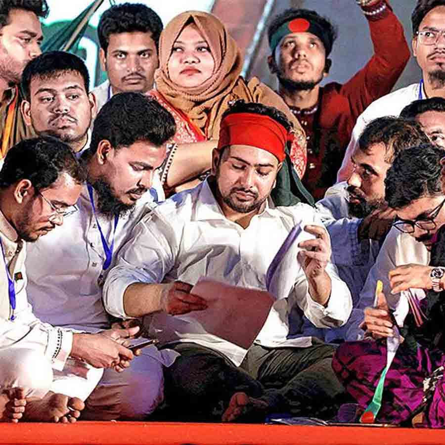 জাতীয় নাগরিক পার্টি গঠনের দিন দলের আহ্বায়ক নাহিদ ইসলামের সঙ্গে অন্য নেতারা।