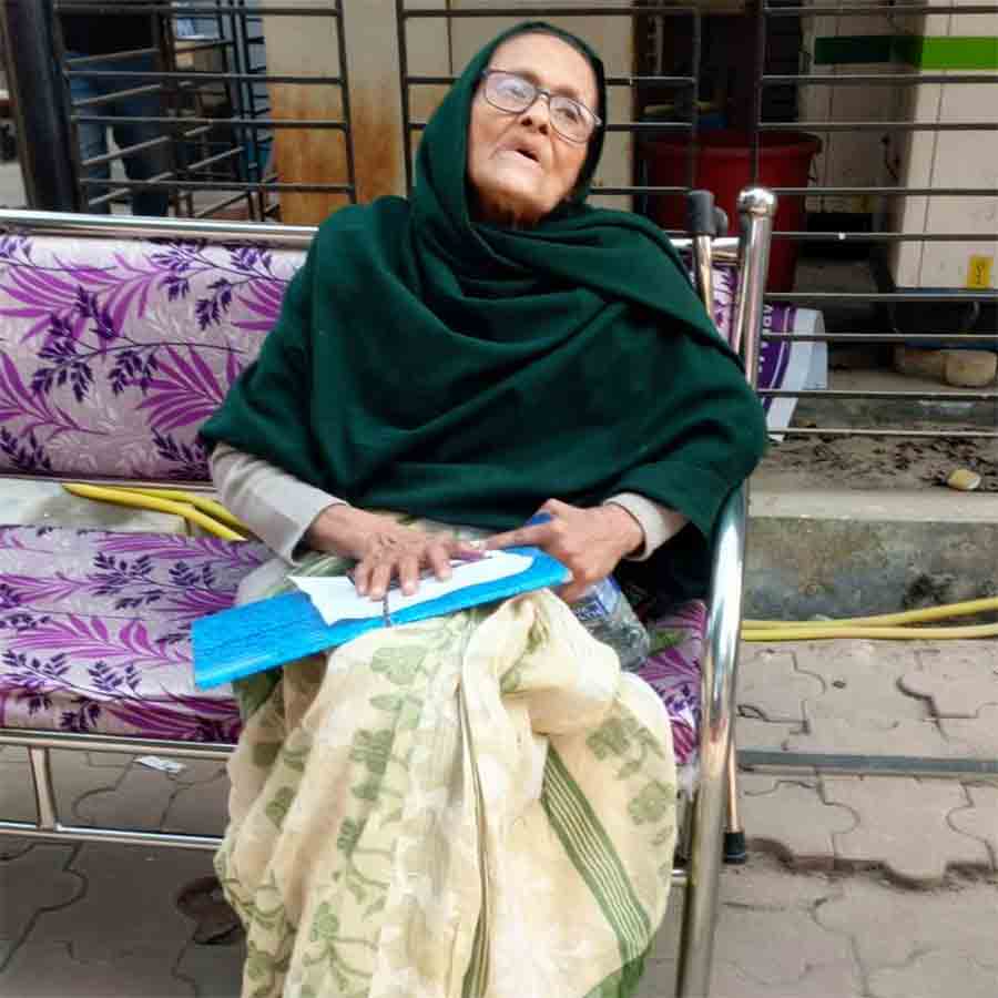 উত্তর ২৪ পরগনার হাবড়া ১ বিডিও অফিসে বৃহস্পতিবার এসআইআরের শুনানিতে এলেন ৮৪ বছরের অসুস্থ গীতা চন্দ্র।