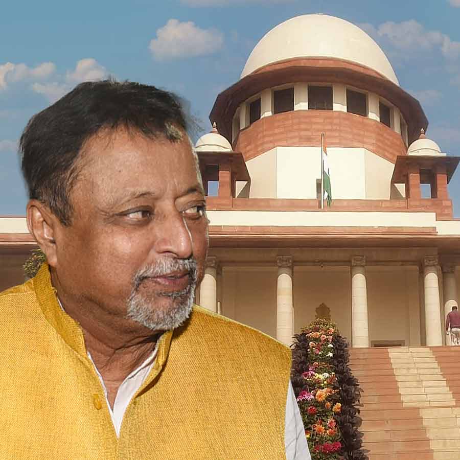 মুকুল রায়ের বিধায়ক পদ খারিজের সিদ্ধান্তে অন্তর্বর্তী স্থগিতাদেশ দেওয়া হয়েছে।