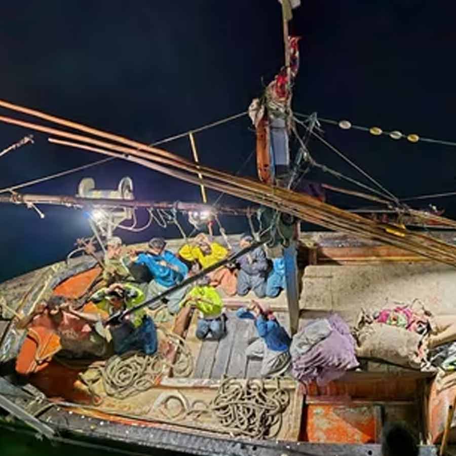 পাকিস্তানের এই নৌকাটিকেই বাজেয়াপ্ত করেছে উপকূলরক্ষী বাহিনী।