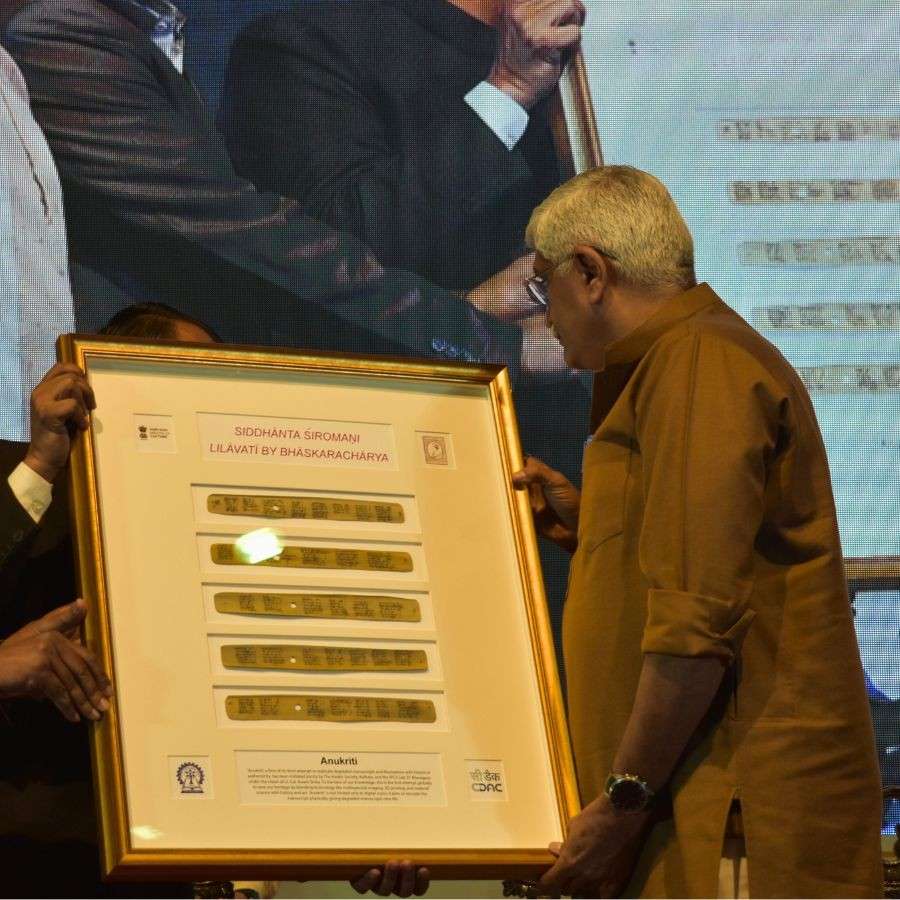 পাণ্ডুলিপির প্রতিলিপি খতিয়ে দেখছেন কেন্দ্রীয় সংস্কৃতি এবং পর্যটন মন্ত্রী। 