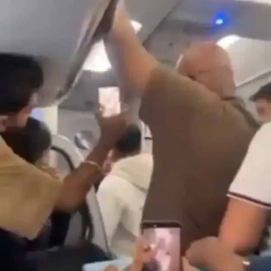 ইন্ডিগোর বিমানের ভিতরে যাত্রীদের ক্ষোভ। ছবি: সংগৃহীত।