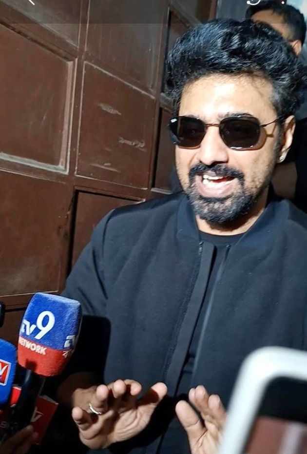 সাংবাদিকদের মুখোমুখি দেব।