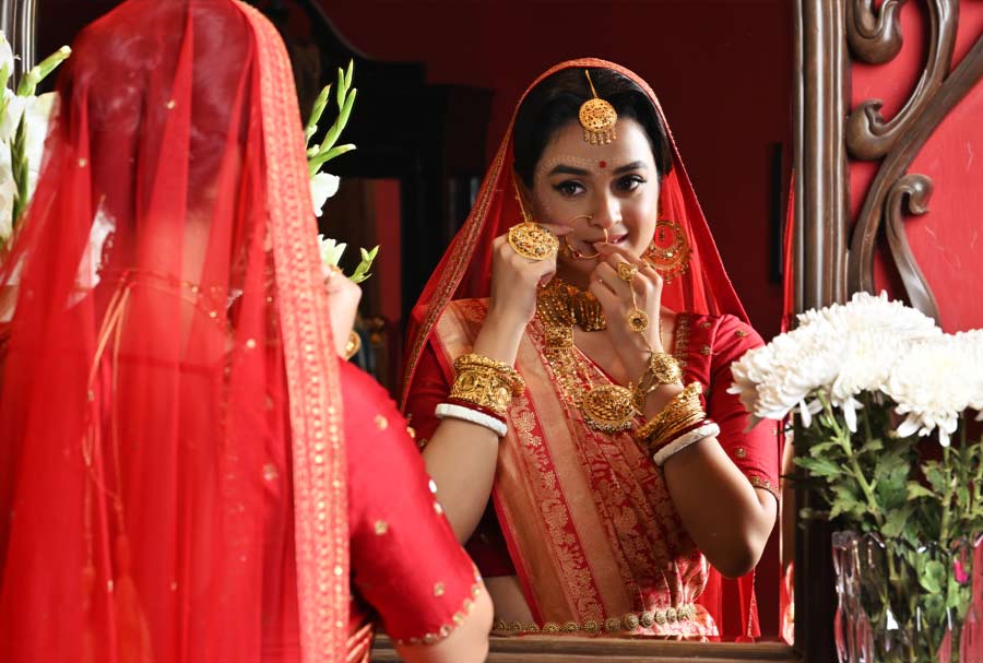 পাত্র ঠিক হল, তারিখও ঠিক হল। আর সাজ? সে ভাবনাচিন্তা ‘বিয়ের বয়স’ হওয়ার আগে থেকেই স্থির হয়ে রয়েছে। কেবল সময়ে সময়ে পাল্টে যেতে থাকে। কখনও টলিউড-বলিউডের নায়িকা অনুপ্রেরণা হয়ে ওঠেন, কখনও বা সমাজমাধ্যমের নববধূ। তারই সঙ্গে সকল কনের মাঝে একটু আলাদা সাজার শখও থাকে। আইবুড়োভাত, গায়েহলুদ, বিয়ে, বৌভাত— বিয়ে মানেই অনুষ্ঠানের ভিড়। কোন দিন কী সাজবেন, সে পরিকল্পনা শুরু করে ফেলুন। আনন্দবাজার ডট কম-এর জন্য বিশেষ তিন দিনের সাজে সাজলেন অভিনেত্রী দর্শনা বণিক।