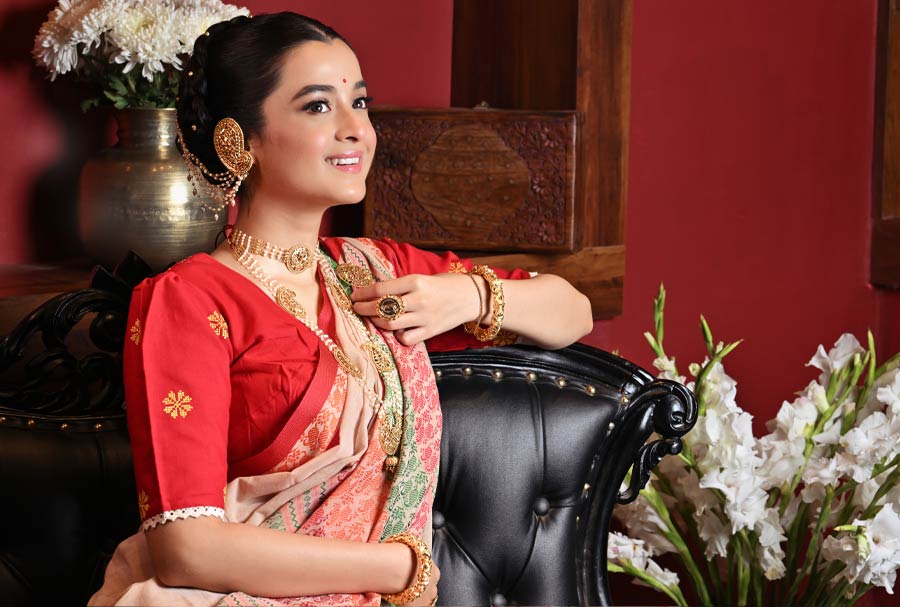 আইবুড়োভাত থেকে বিয়ে ও বৌভাত, সব অনুষ্ঠানেই অন্য রকম ভাবে সাজতে চান নতুন যুগের কনেরা। যেখানে সাবেকি ছোঁয়াও থাকবে, আবার নতুন নতুন সাজসজ্জার ছাপও থাকবে। বিয়ে মানেই সোনার গয়না ও শাড়ি। কিন্তু সে সাজেই নতুনত্ব আনার চেষ্টা করতে পারেন। সোনার বদলে যদি রুপোয় সাজেন কনে? রুপোর উপর সোনার জল করা গয়না এক দিকে যেমন সাশ্রয়ী, তেমনই সম্পদ হিসাবেও রেখে দেওয়া যায়। তায় আবার কেতাদুরস্তও বটে।