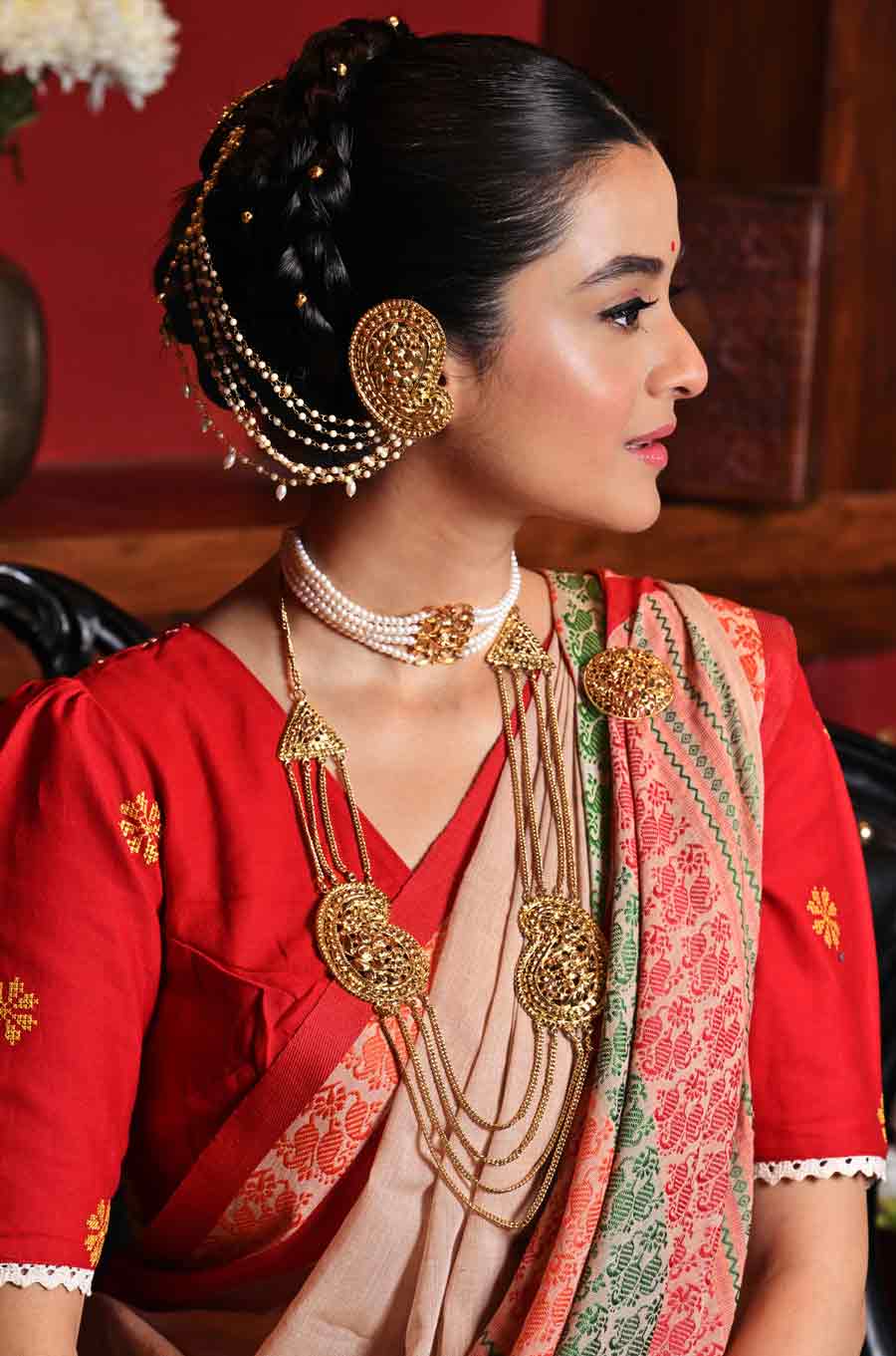 আইবুড়ো ভাতের জন্য হালকা সাজে সাজলেন দর্শনা। তবে হালকা হলেও চাকচিক্যের খামতি নেই। দীর্ঘ ৪-৫ দিনের অনুষ্ঠানের সূচনালগ্নে এমন ভাবে সাজতে পারেন আপনিও। দর্শনার পরনে চওড়া পাড়ের অফ হোয়াইট তাঁতের শাড়ি। তাতে বালুচরির মোটিফ বোনা। সঙ্গে আসন প্যাটার্নের ক্রস-স্টিচের ঘটিহাতা ব্লাউজ়, যাতে থাকুক সাদা লেসের কাজ। এমন এক ঘরোয়া অনুষ্ঠানে লাল ও চন্দন রংকে প্রাধান্য দিতে পারেন। মাথার বেণীখোঁপা নস্টালজিয়ার গল্প বলুক।