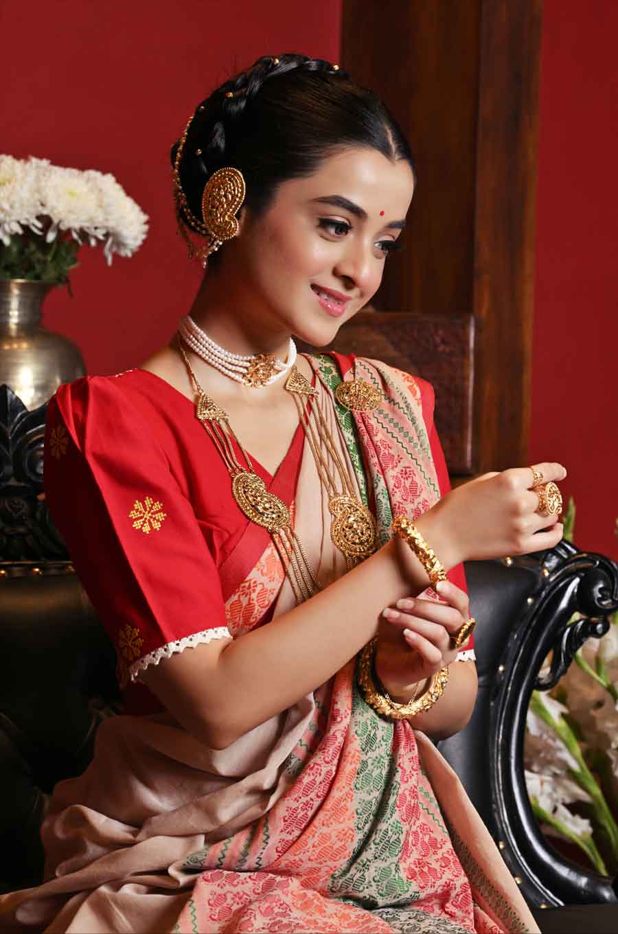 সোনার জল করা গয়নার সঙ্গে মুক্তোর ছোঁয়া নতুনত্ব আনতে পারে কনের সাজে। দর্শনার সাজ অনুপ্রেরণা হয়ে উঠতে পারে। আইবুড়ো কনের কানে আমকল্কা ফুলকান। মাথায় তারমুক্তো দিয়ে গাঁথা কানটানা। গলায় আমকল্কা চেন লহরি, ভিক্টোরিয়ান পার্ল চোকার। হাতে গোলাপবালা, আমকল্কা আংটি এবং গিনি আংটি। শাড়িতে লতাপাতা ব্রোচ। নবরত্ন খোঁপার কাঁটা।