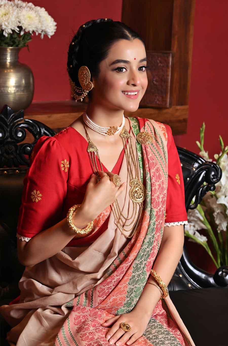 আমকল্কা চেন লহরি, ভিক্টোরিয়ান পার্ল চোকারের বদলে গলায় পরা যেতে পারে আমকল্কা তারমুক্তো লহরি, গোলাপ তারমুক্তো গাঁথাই চোকার। সাবেক সাজেই গ্ল্যামার আনার চেষ্টা করতে পারেন গয়না নিয়ে।