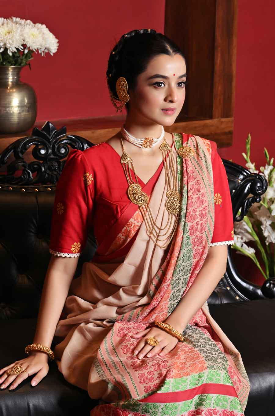 মা কিংবা ঠাকুরমা-দিদিমা তাঁদের বিয়েতে কেমন গয়না পরে সেজেছেন, তা জানতে আগ্রহী নতুন প্রজন্মের কনেরা। এখন শিকড়ে ফিরে যাওয়ার প্রবণতা শুরু হয়েছে। তার সঙ্গে সামঞ্জস্য রেখে প্রাকৃতিক মোটিফের রুপোর গয়নায় সাজা যেতে পারে নিজের বিয়েতে। প্রজাপতি মোটিফ, গোলাপফুল নকশা, লতাপাতার নকশা, টিয়াপাখি, পদ্ম, আরও অজস্র মোটিফ ছড়িয়ে রয়েছে গয়নার জগতে।