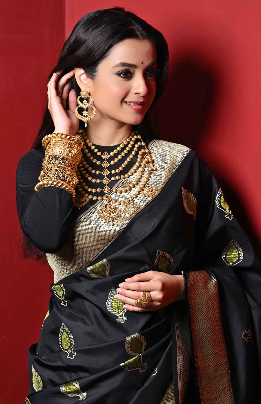 আপনিও এমনই নজরকাড়া সাজে সাজতে পারেন নিজের বিয়েতে। রং দিয়েই বাকি কনেদের থেকে সম্পূর্ণ আলাদা হয়ে উঠতে পারেন। পানপাতা লহরী হার পরানো হয়েছে দর্শনাকে। কানে পানপাতা দুল, যাতে পার্ল ড্রপ বসানো রয়েছে। হাতে গোলাপ-আংটি।