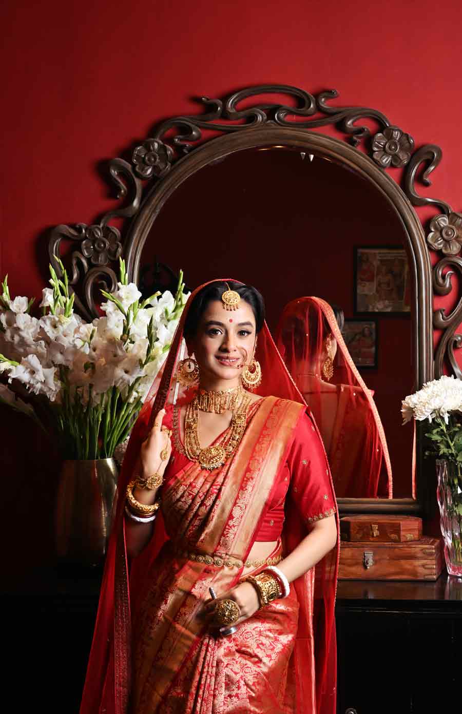 বিয়ের সাজে শাড়ি পরায় নতুনত্ব আনা যেতে পারে। লাল জামেবর বেনারসির সঙ্গে এমব্রয়ডারি করা ব্লাউজ়। দর্শনা যেমন আটপৌরের বদলে শাড়ির আঁচল প্লিট করে কাঁধে ফেলেছেন, আপনিও সে ভাবে সাজতে পারেন। ইচ্ছে হলে পুরো আঁচল খুলেও রাখতে পারেন। শাড়িতে নানা ধরনের ব্রোচও পরতে পারেন। তা যেমন মিলিটারি কেতার চেনযুক্ত হতে পারে, আবার কোটওয়াচের মতো পকেটেও রাখা যেতে পারে।