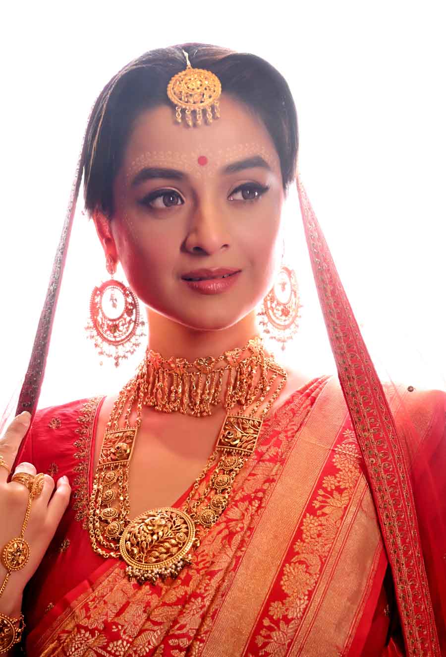 কেবল বিয়ে নয়, পরবর্তী কালে অন্যান্য অনুষ্ঠানেও পরা যাবে এই শাড়ি ও ব্লাউজ়। এমনকি, ভেলও একই ভাবে পরে ব্যবহার করতে পারেন। দর্শনা যেমন মাথায় বর্ডার দেওয়া ভেল পরেছেন, সেটি পরে ব্যবহারের যোগ্য। সালোয়ার, আনারকলি, পালাজ়ো— সব কিছুর সঙ্গেই সেই ভেল পরবর্তীতে পরা যায়।