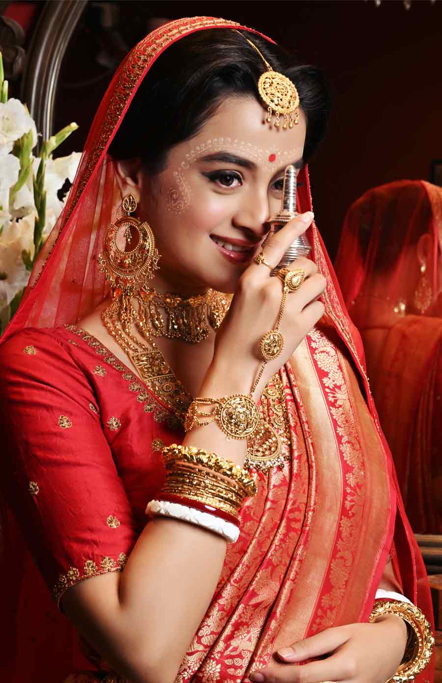 দর্শনার মাথায় হাতনকশার হাফ টোপা টিকলি। খোঁপায় গোলাপ-নকশা কাঁটা। কানে তিন-ফুল কানবালা। গলায় প্রজাপতি ঝালর চোকার এবং গোলাপ লহরী হার। হাতে ঝুনোচুড়ি, গোলাপবালা, লতাপাতা রত্নচূড়। কোমরে বন্ধনী। পায়ে ঠোকাই হাতনকশা করা মুক্তো বসানো লহরী ঘুঙুর।