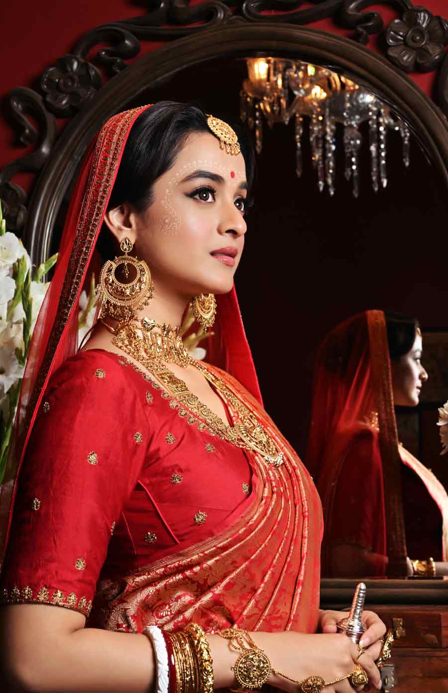 পুরনো দিনের নকশার গয়নায় সেজেছেন দর্শনা। বিয়ের সাজে তাই সাবেক ও নতুন সাজের ছোঁয়া একই সঙ্গে ধরা পড়েছে। বিয়ের দিনে রুপোর সাজ একাধারে ছকভাঙা এবং অভিজাত হয়ে উঠতে পারে।