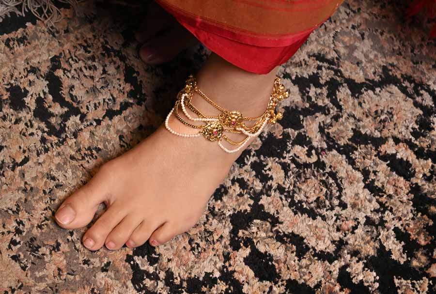 রুপোর গয়নার সঙ্গে সামঞ্জস্য রেখে রুপোরই গাছকৌটো থাকুক হাতে। শাড়ির মতোই গয়নাকেও নানা ভাবে ব্যবহার করা যায়। মাথার টিকলি যেমন পরবর্তী কালে গলার পেন্ডেন্ট করে পরা যায়, পায়ের ঘুঙুরও খোঁপায় স্থান পেতে পারে। মাথায় যদি বাগান-খোঁপা করেন, তার আভরণটি পরে গলায় চোকার করেও পরতে পারেন।